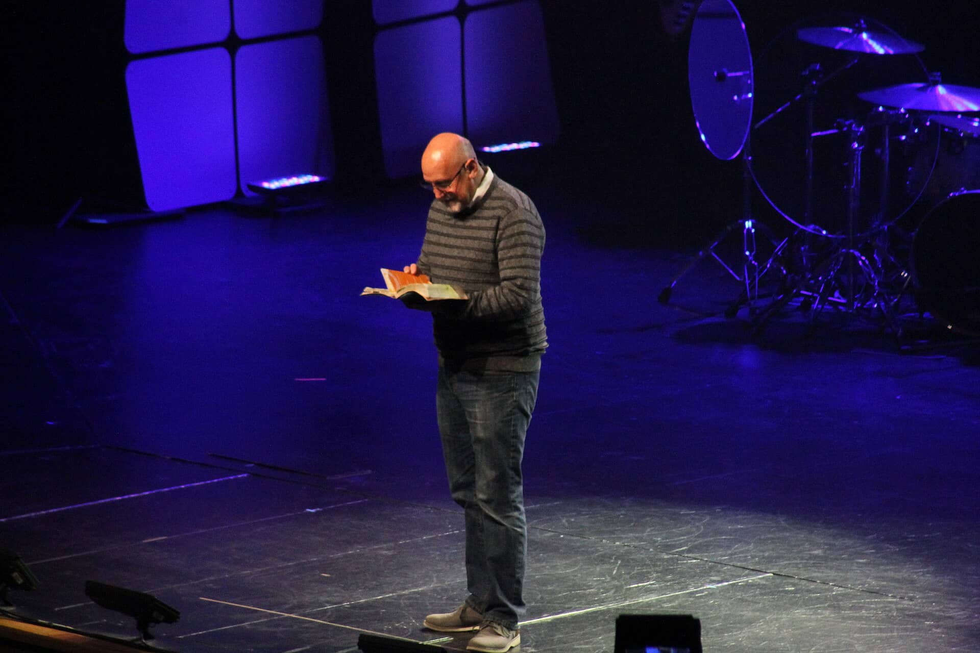 Pastor lendo a Bíblia durante um culto