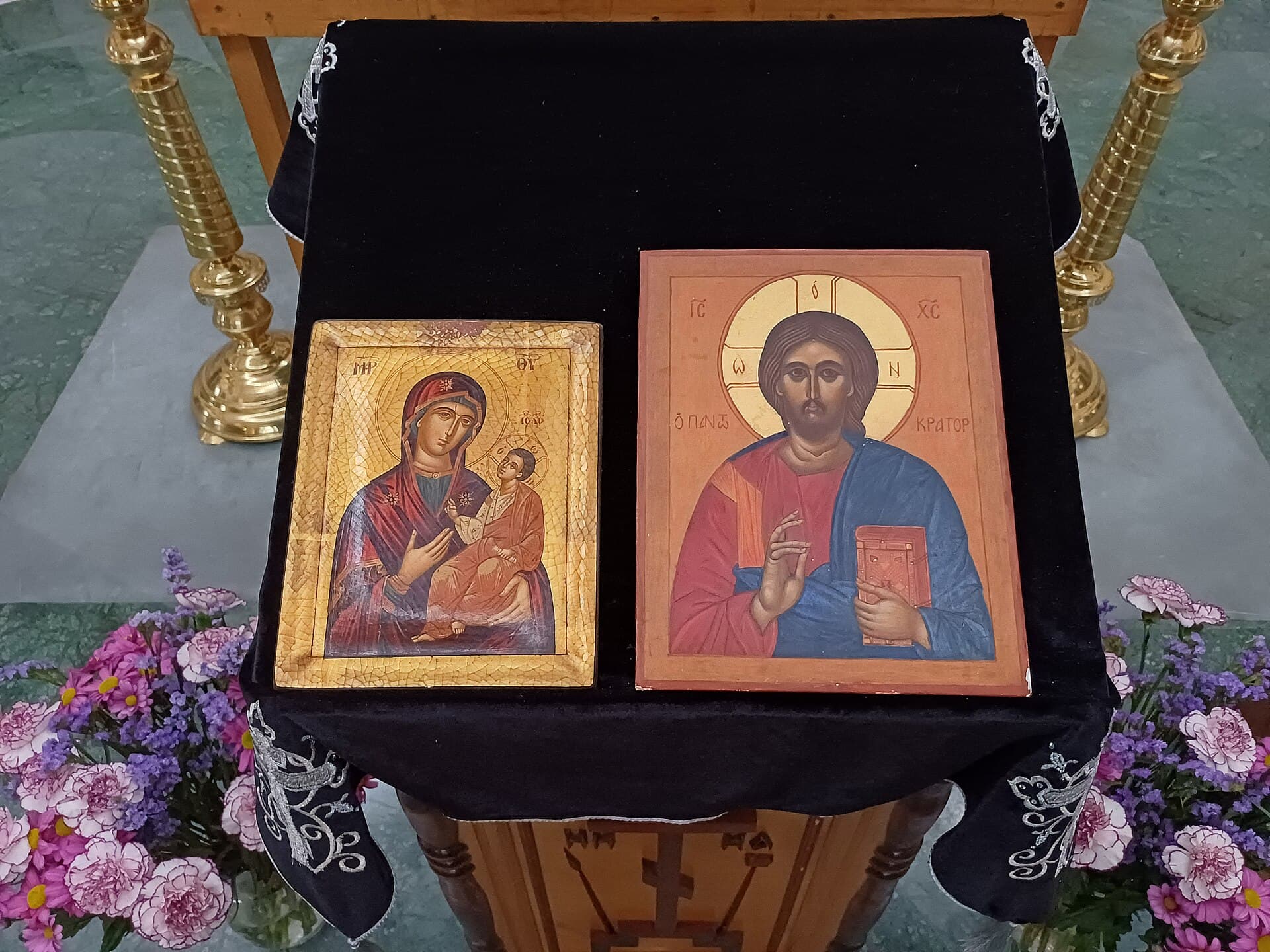Interior de uma igreja ortodoxa com ícones