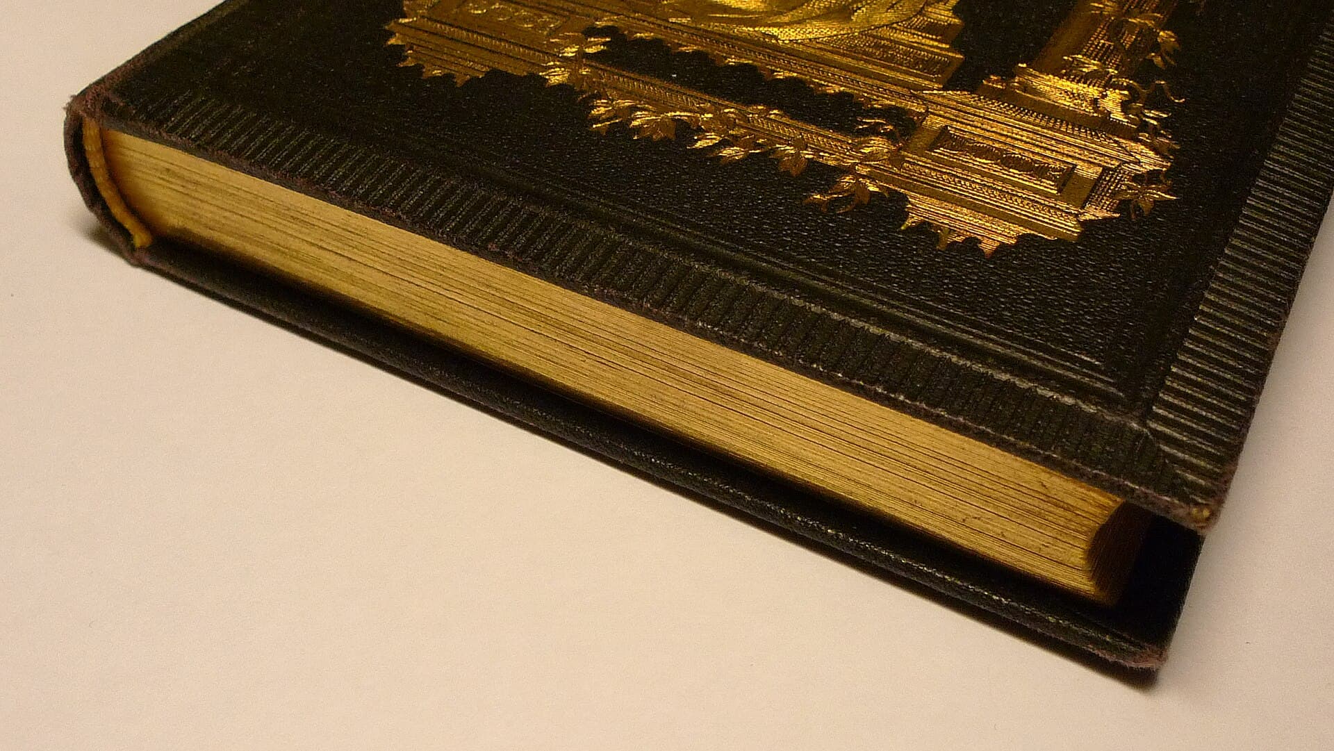Livro antigo com páginas douradas