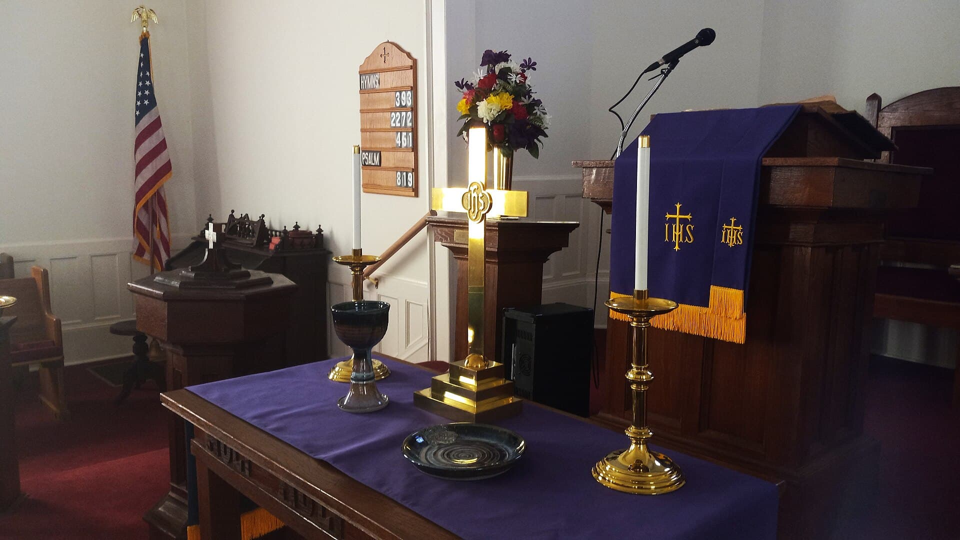 Altar de igreja decorado durante o período de jejum da Quaresma