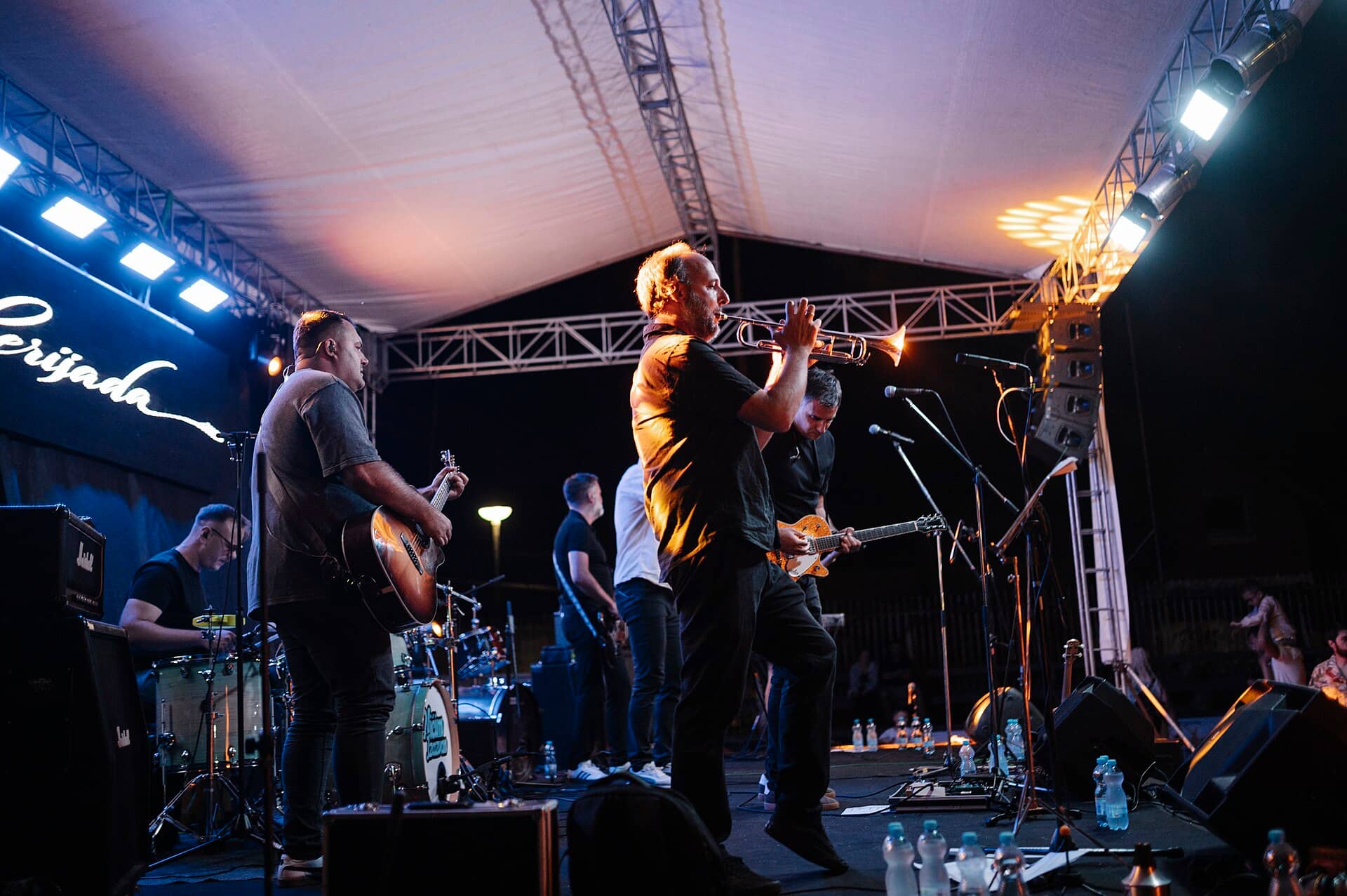 Banda cristã se apresentando em um show