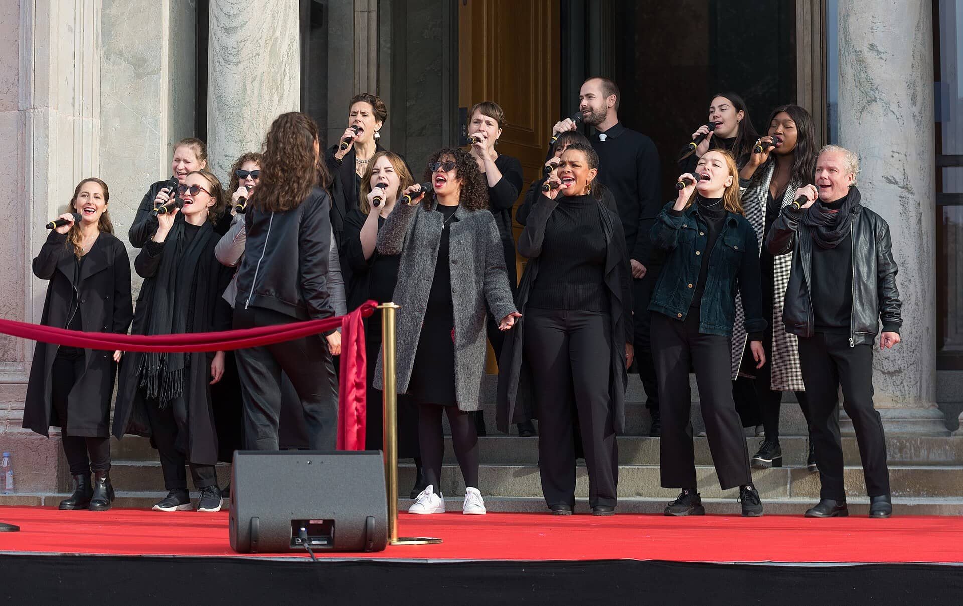 Coral cantando em momento de louvor