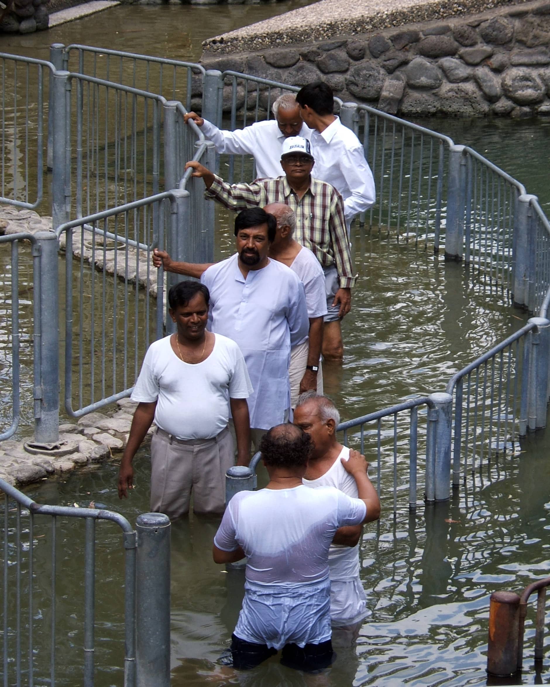 Fiéis esperando para serem batizados no rio Jordão