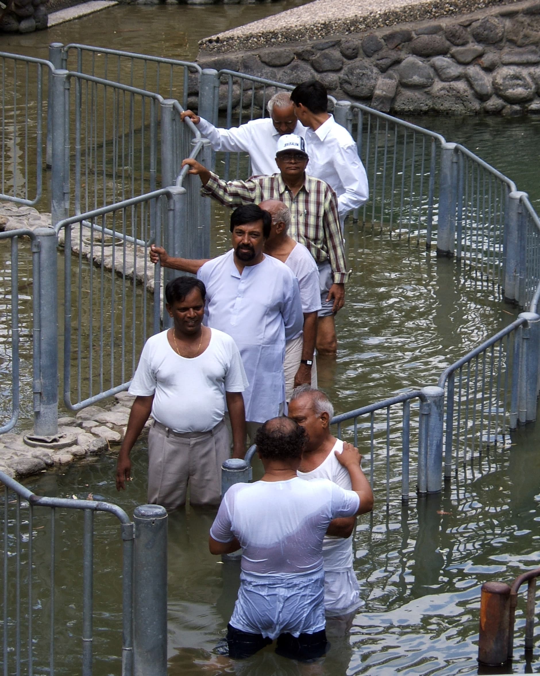 Fiéis esperando para serem batizados no rio Jordão