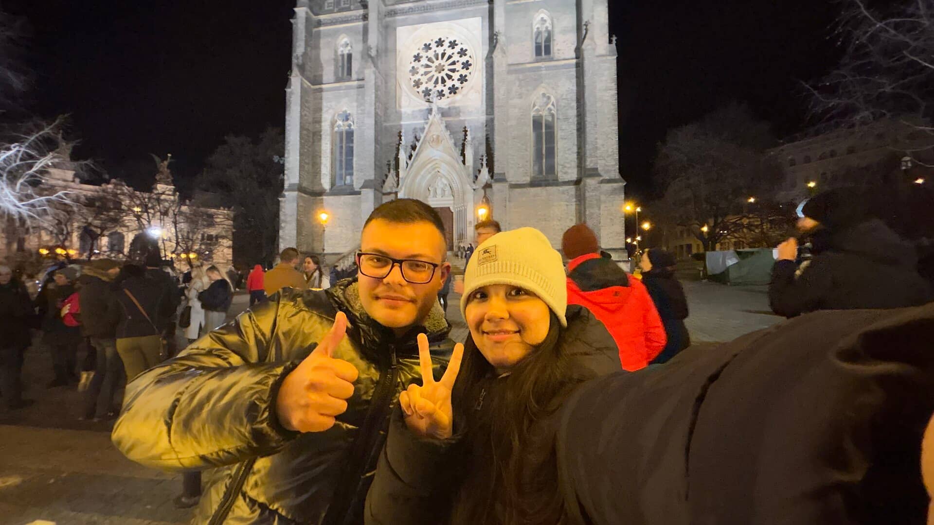 Grupo de jovens reunido em encontro cristão