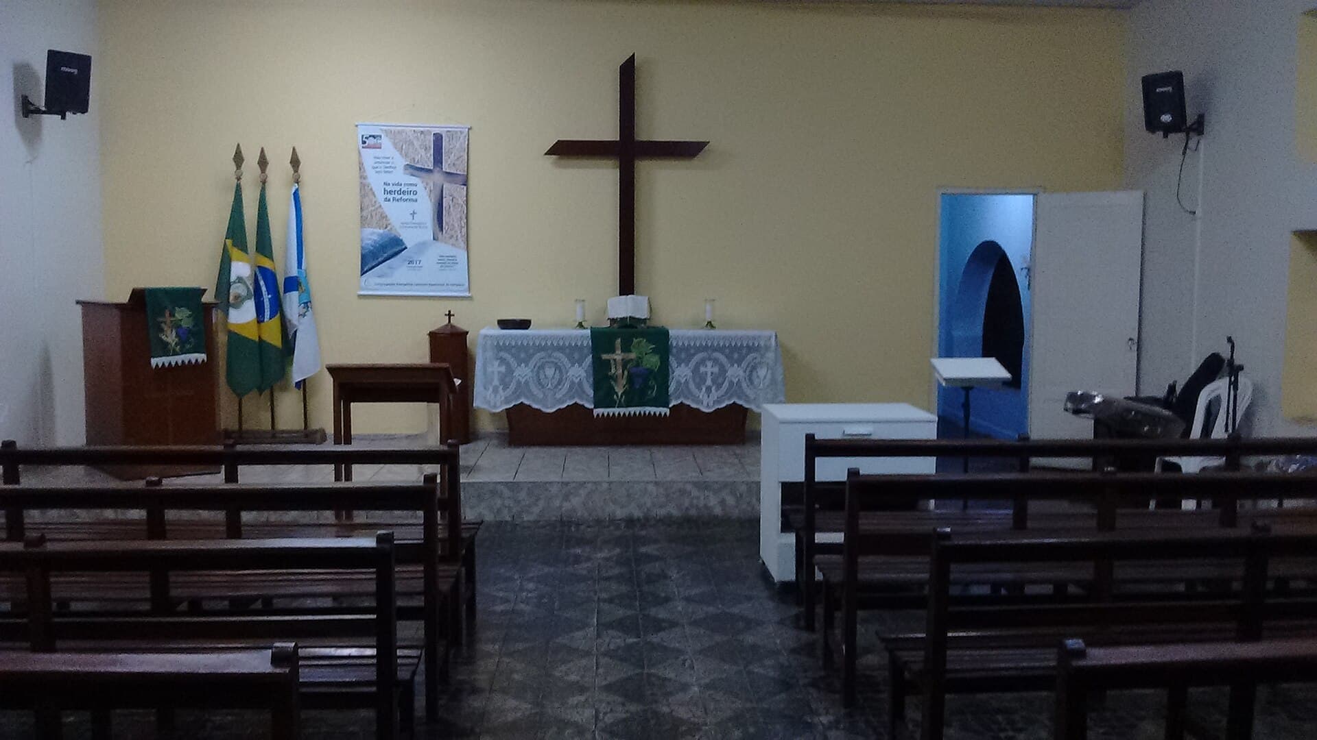Interior de uma igreja evangélica no Brasil