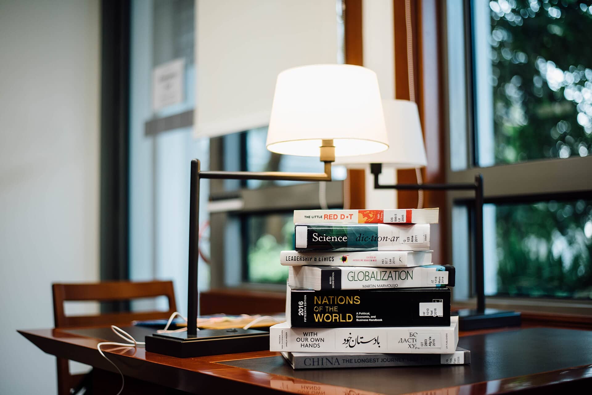Pilha de livros com luminária