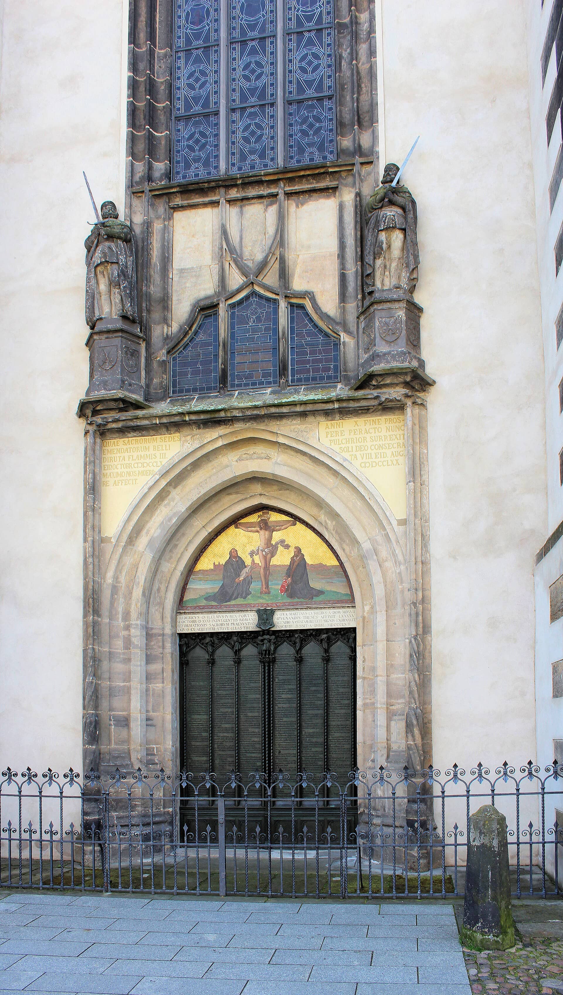 Porta de bronze da Igreja do Castelo de Wittenberg com o texto latino das 95 teses
